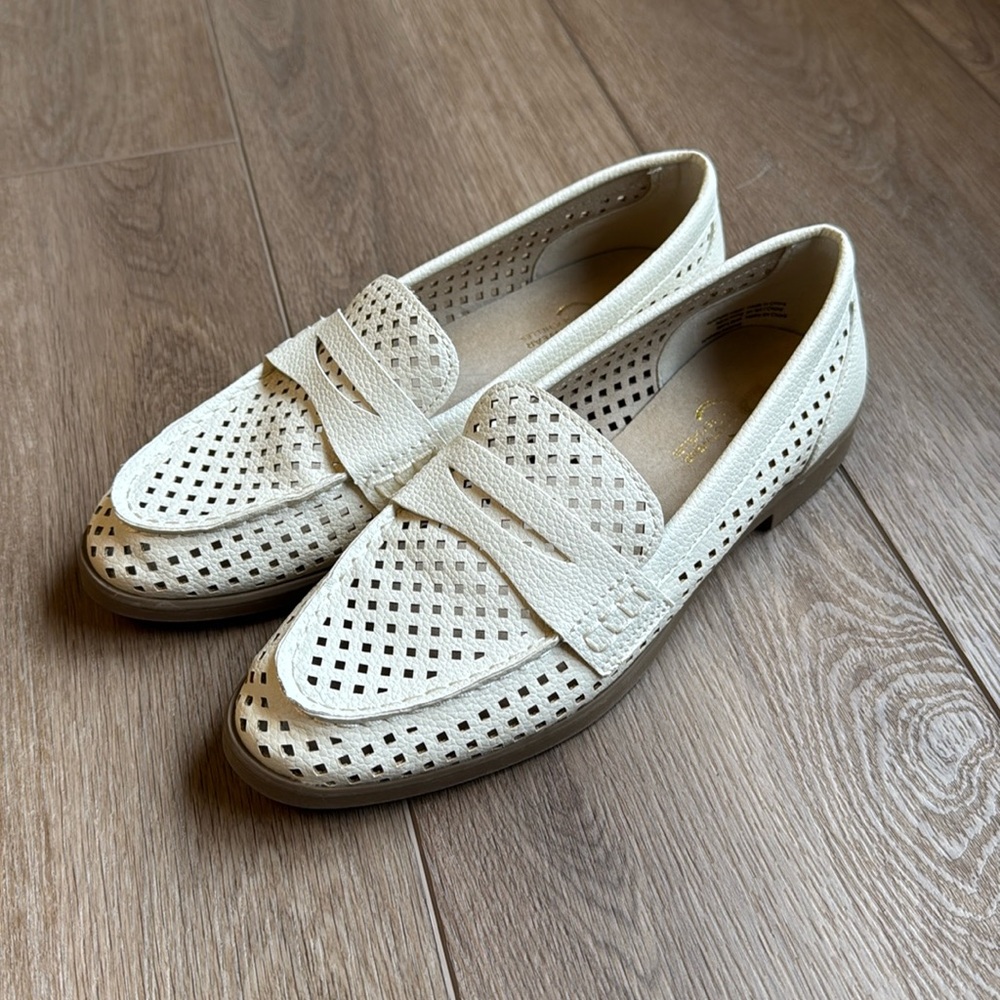 Bamboo loafer in off-white vegan leather by Seychelles